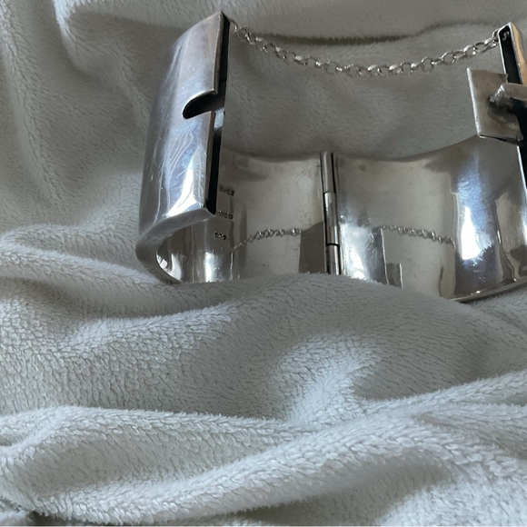 Elegant Silver Cuff Bracelet - Picture 6 of 9